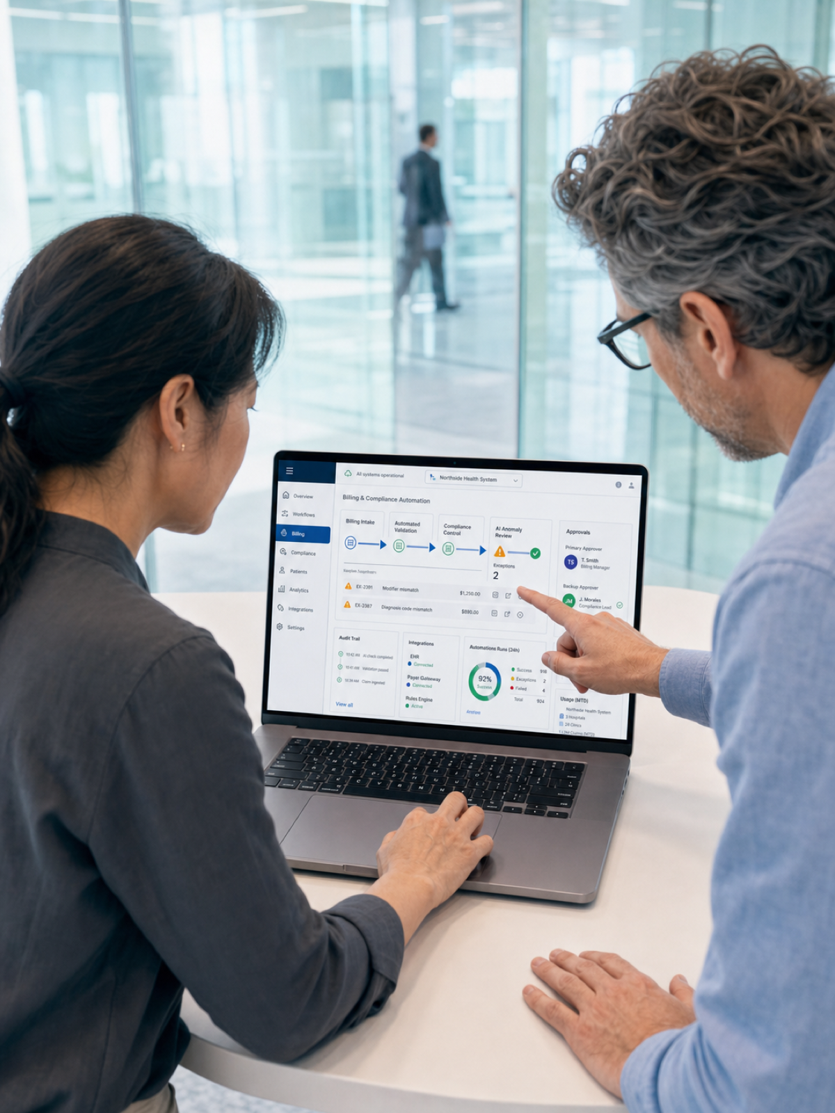 Ärztin zeigt Patienten Gesundheits-IT-Software am Monitor
